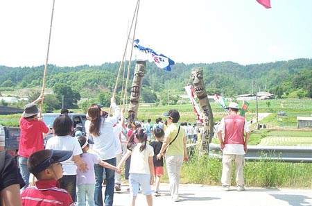 친환경농법인 오리를 이용한 논농사지역에 길놀이를 나선 참가자 행렬 